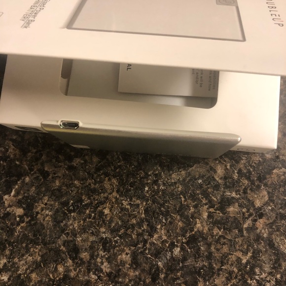 Dubleup Credit Card Size Power Bank Silver iPhone Lightning NIP Powerbank - Picture 4 of 8